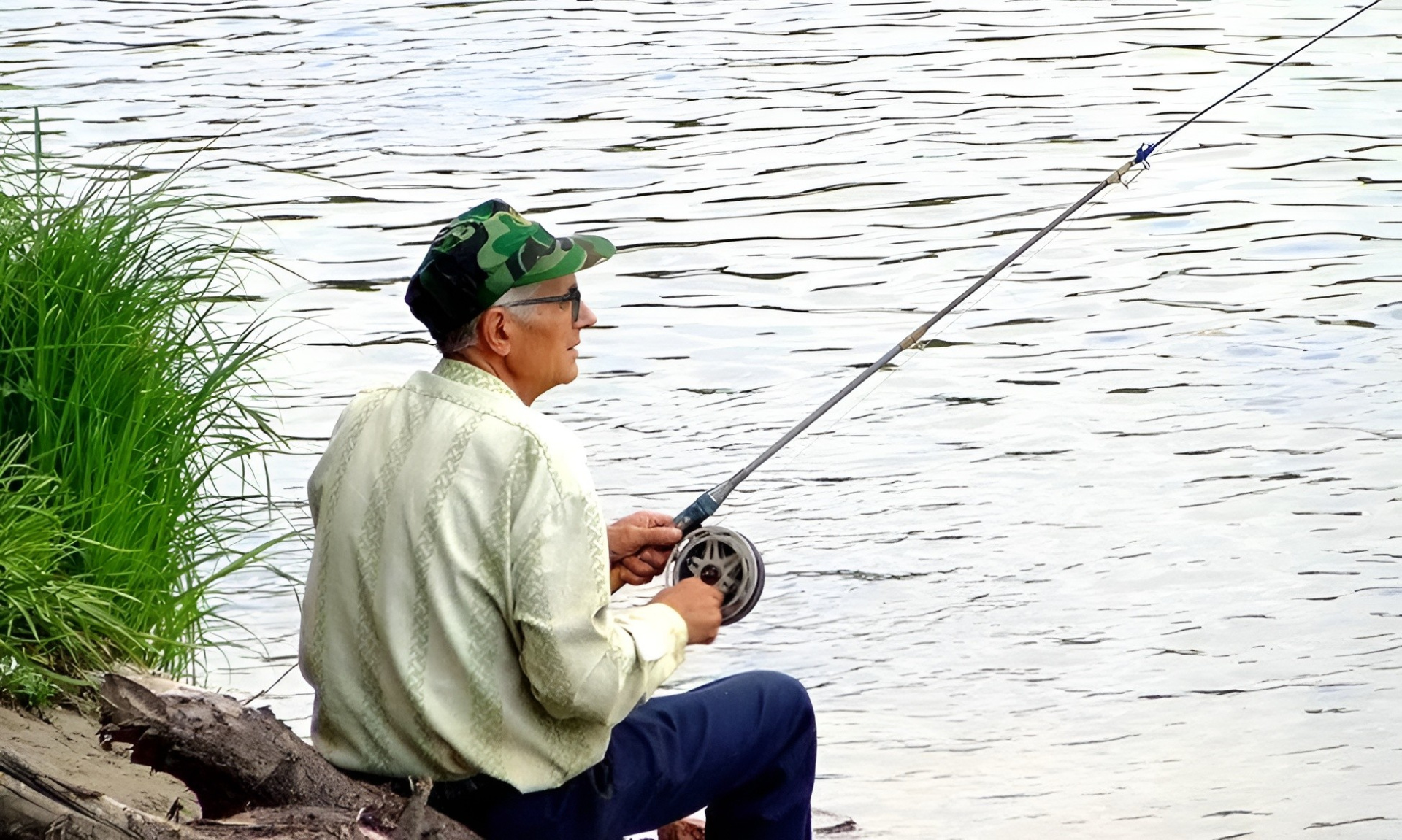 Рыбак ловит рыбу