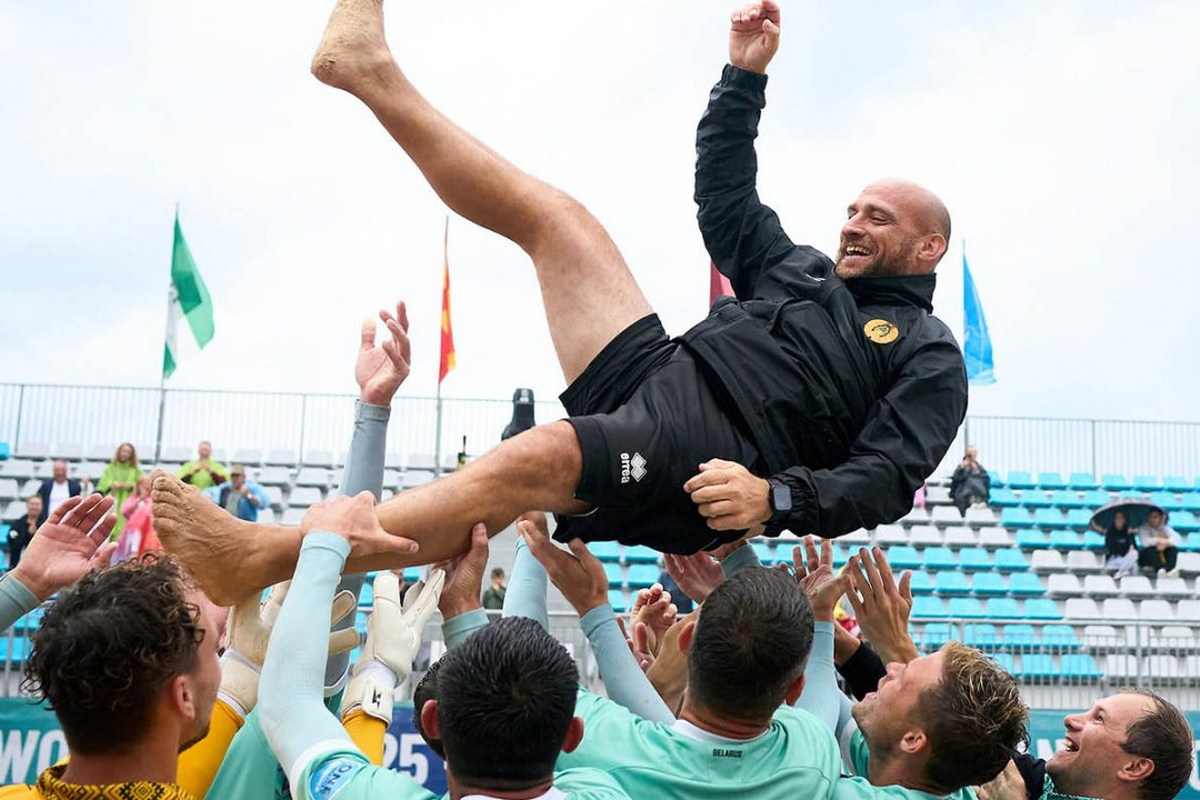 6-Игроки качают Николаса Альварадо.png