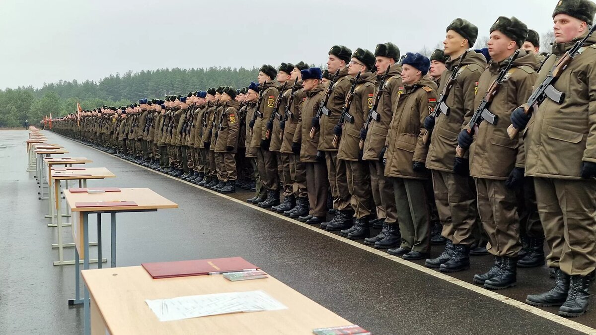 молодые-люди-на-присяге-в-армии