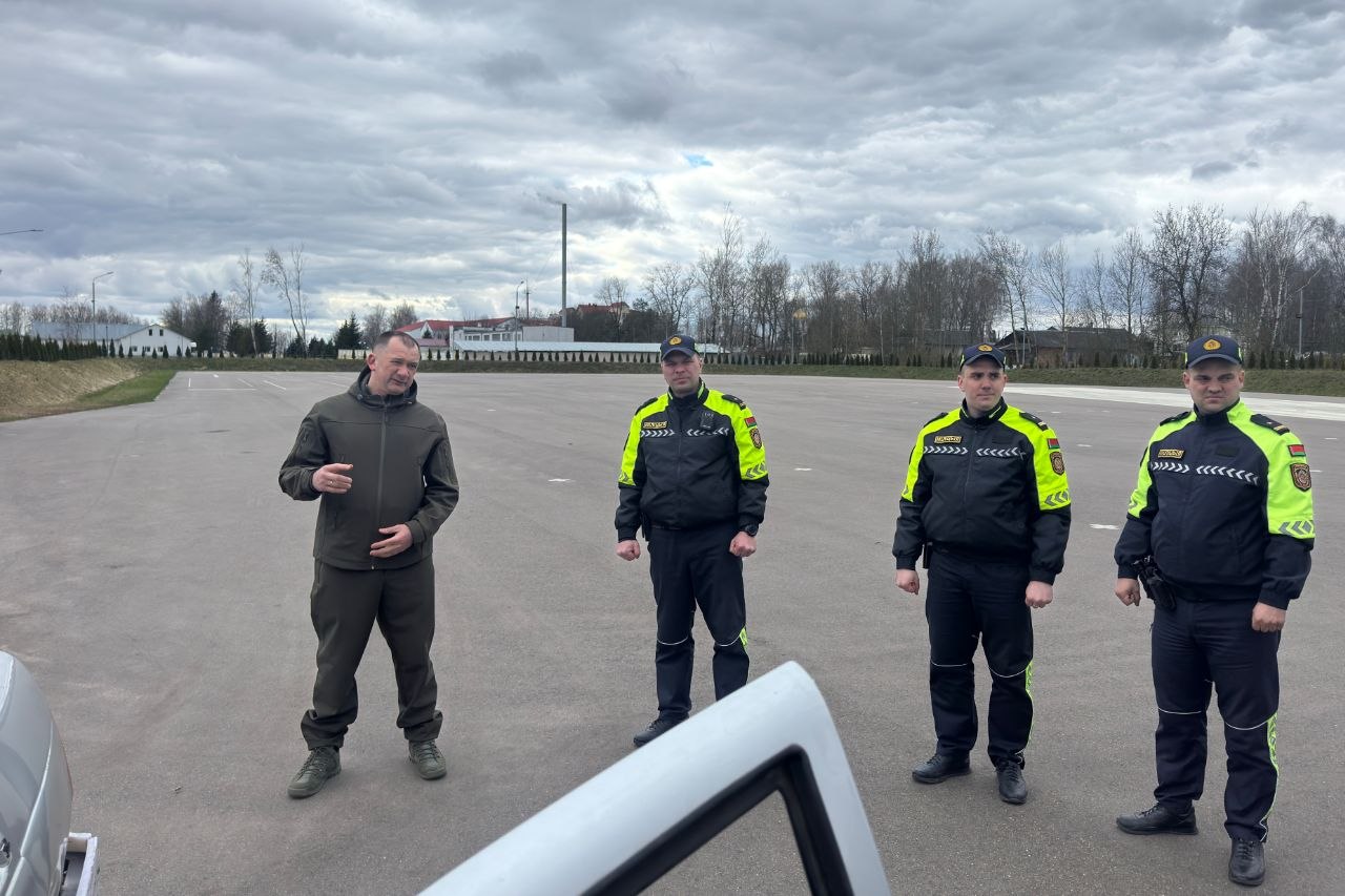 Кубраков и сотрудники Госавтоинспекции Кубраков и сотрудники Госавтоинспекции