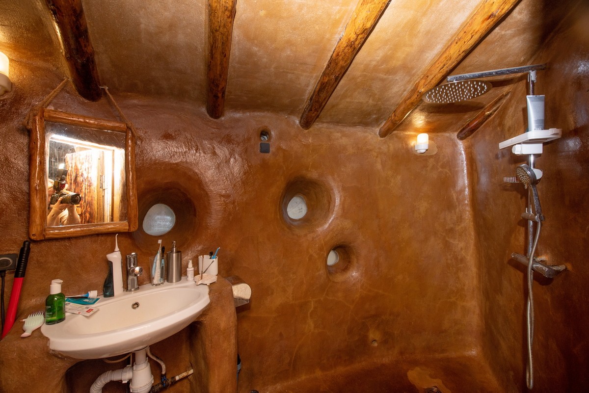 Парень построил дом из глины 23.jpg