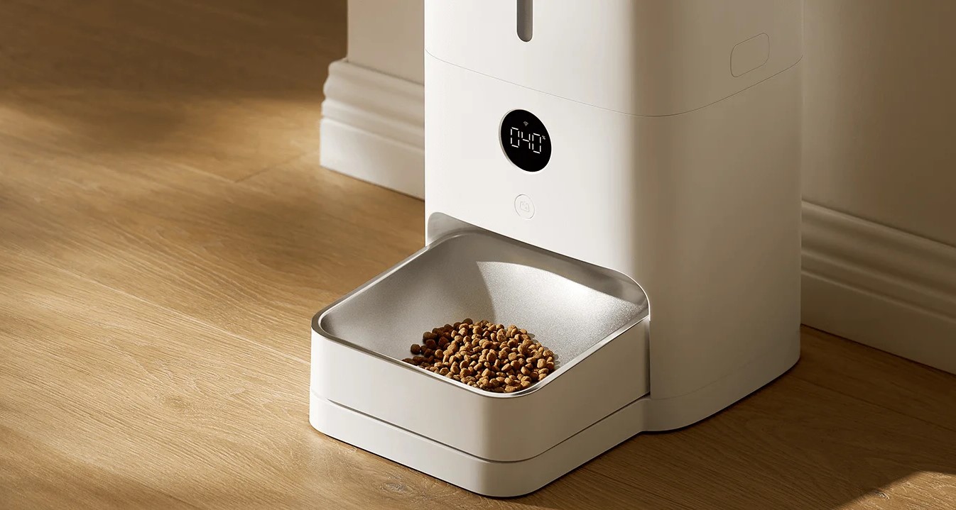 Так выглядит умная кормушка для питомцев – ей тоже можно управлять со смартфона