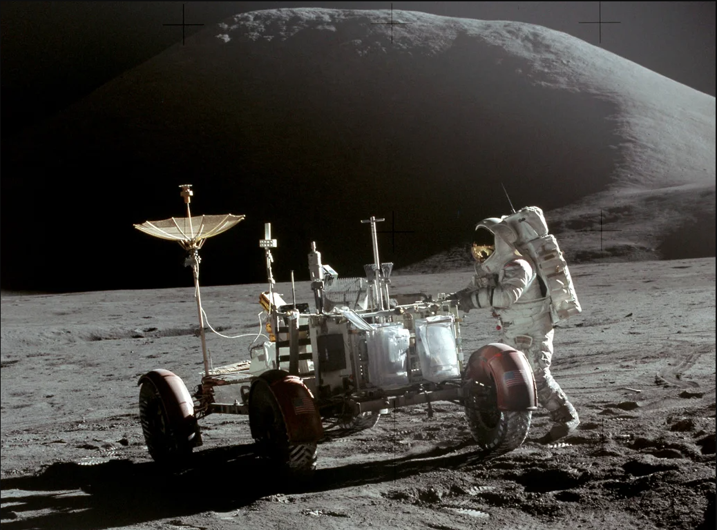 Астронавт Джеймс Ирвин у лунного вездехода на фоне горы Хэдли, фото НАСА
