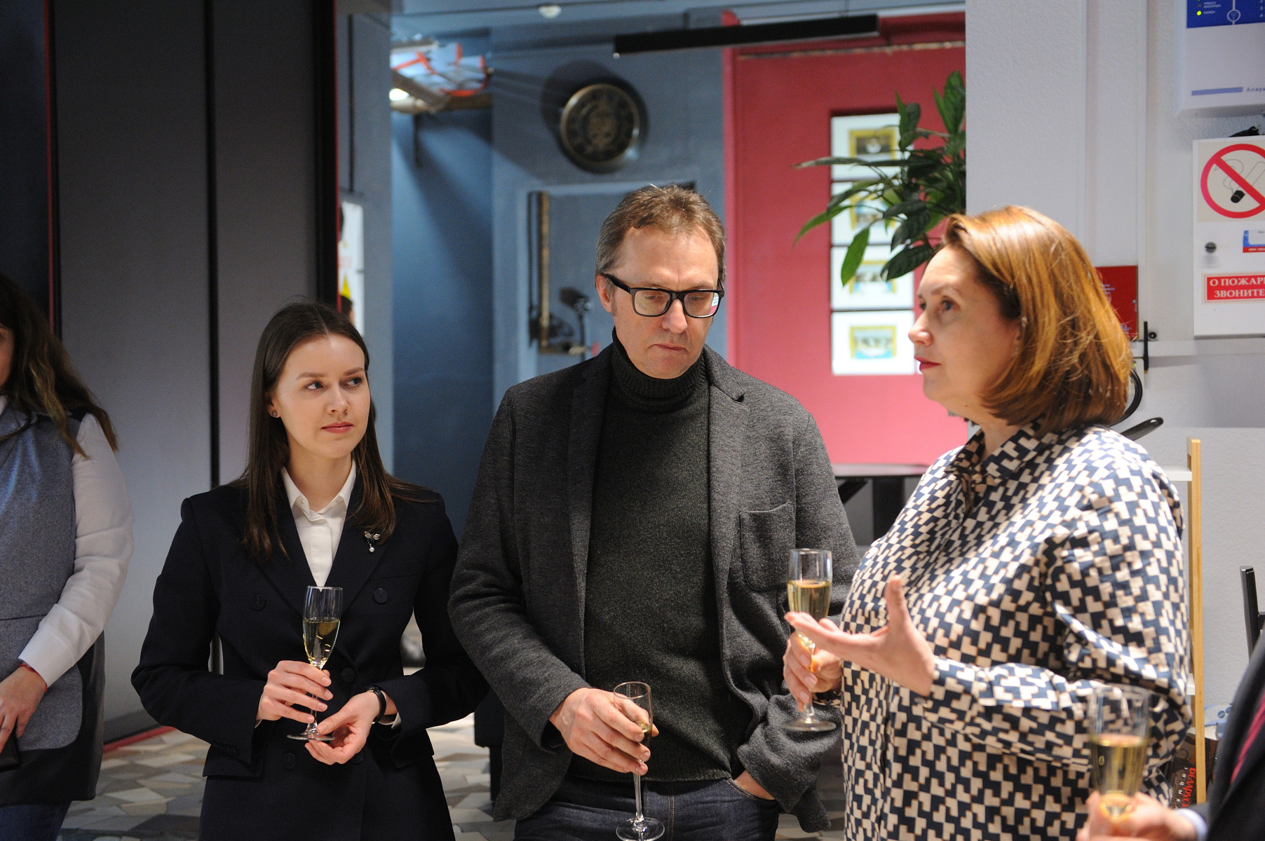 "Почему рядом с Малевичем банан? А рогачевская сгущенка с супом Уорхола ...