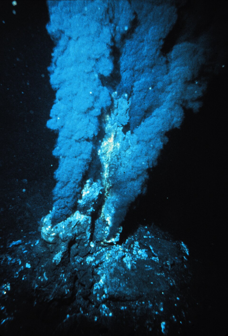 Blacksmoker_in_Atlantic_Ocean.jpg