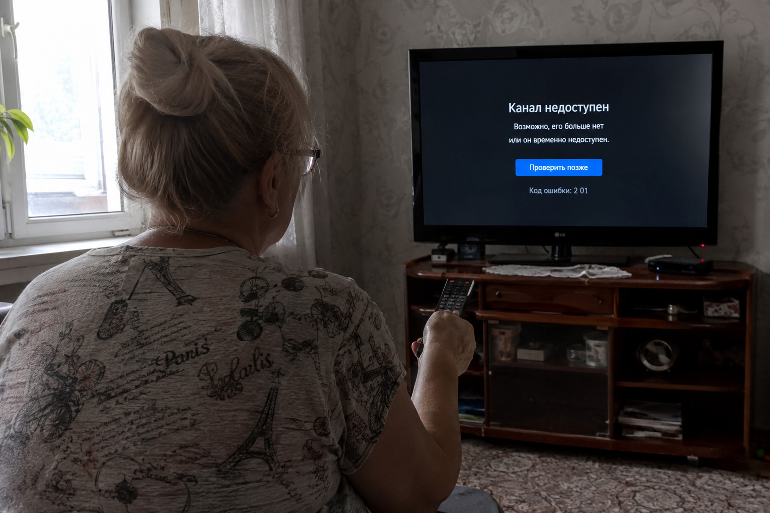 женщина включает телевизор