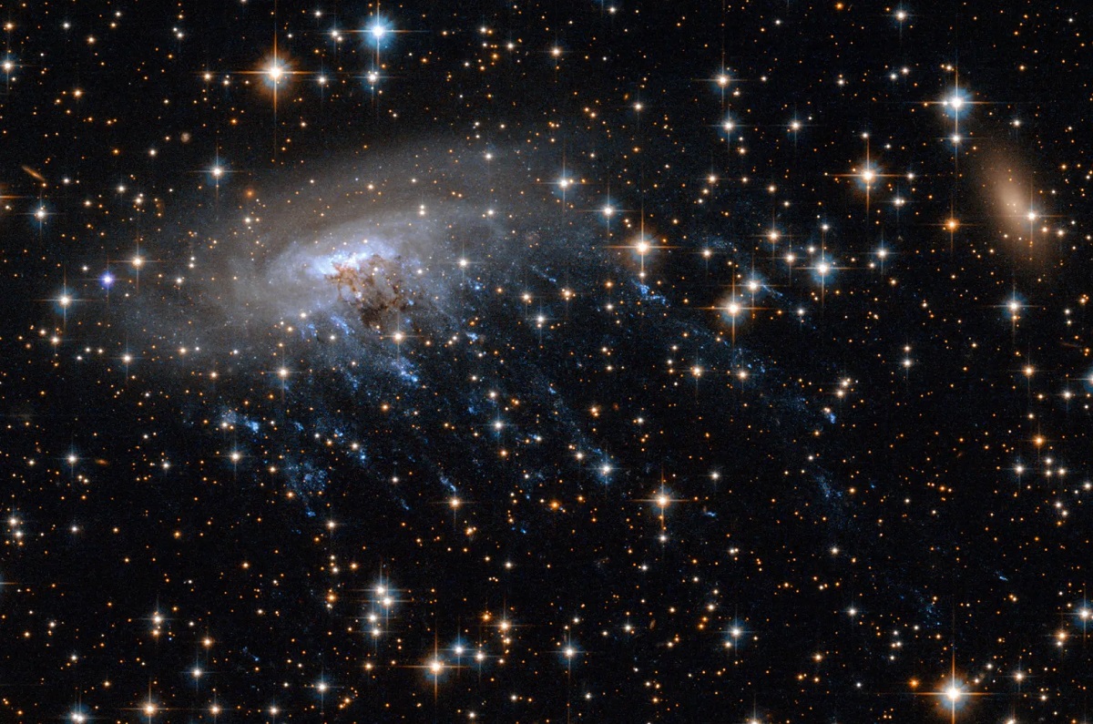 Спиральная галактика ESO 137-001 Спиральная галактика ESO 137-001