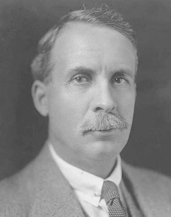 Министр Джордж Пирс, который приказал солдатам уничтожать эму. Позже в парламенте он был назван «министром обороны от эму»