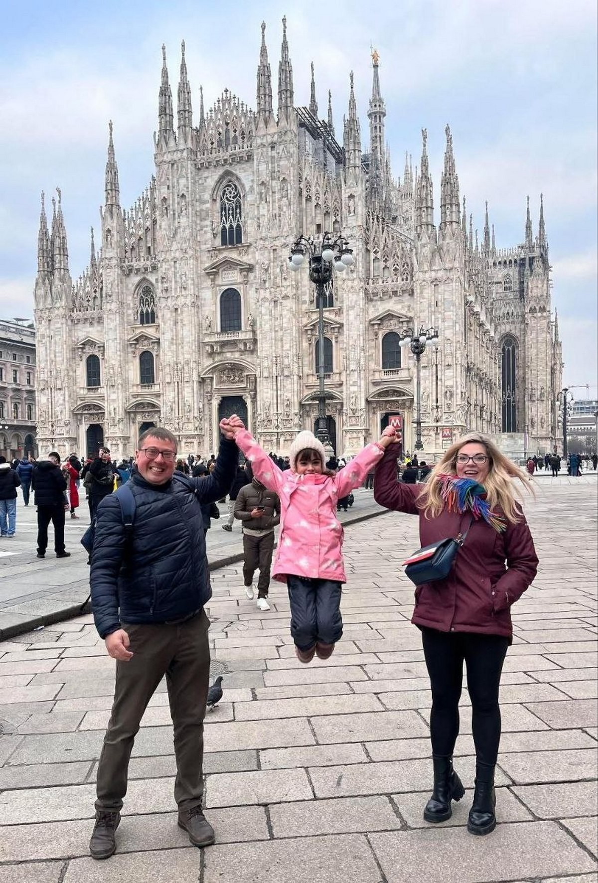 10-И вместе растят маленькую дочку Лизу на фото семья в Милане.jpg