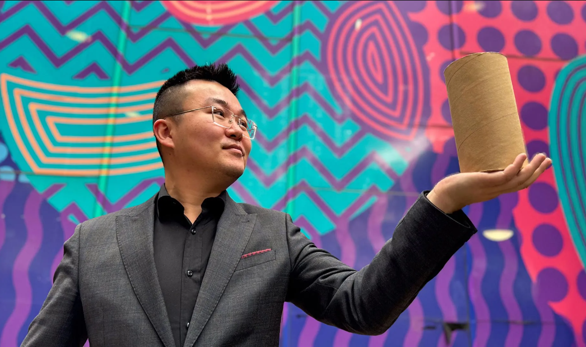 Ведущий автор исследования доктор Цзямин Ма держит в руках утрамбованный грунт, упакованный в картон