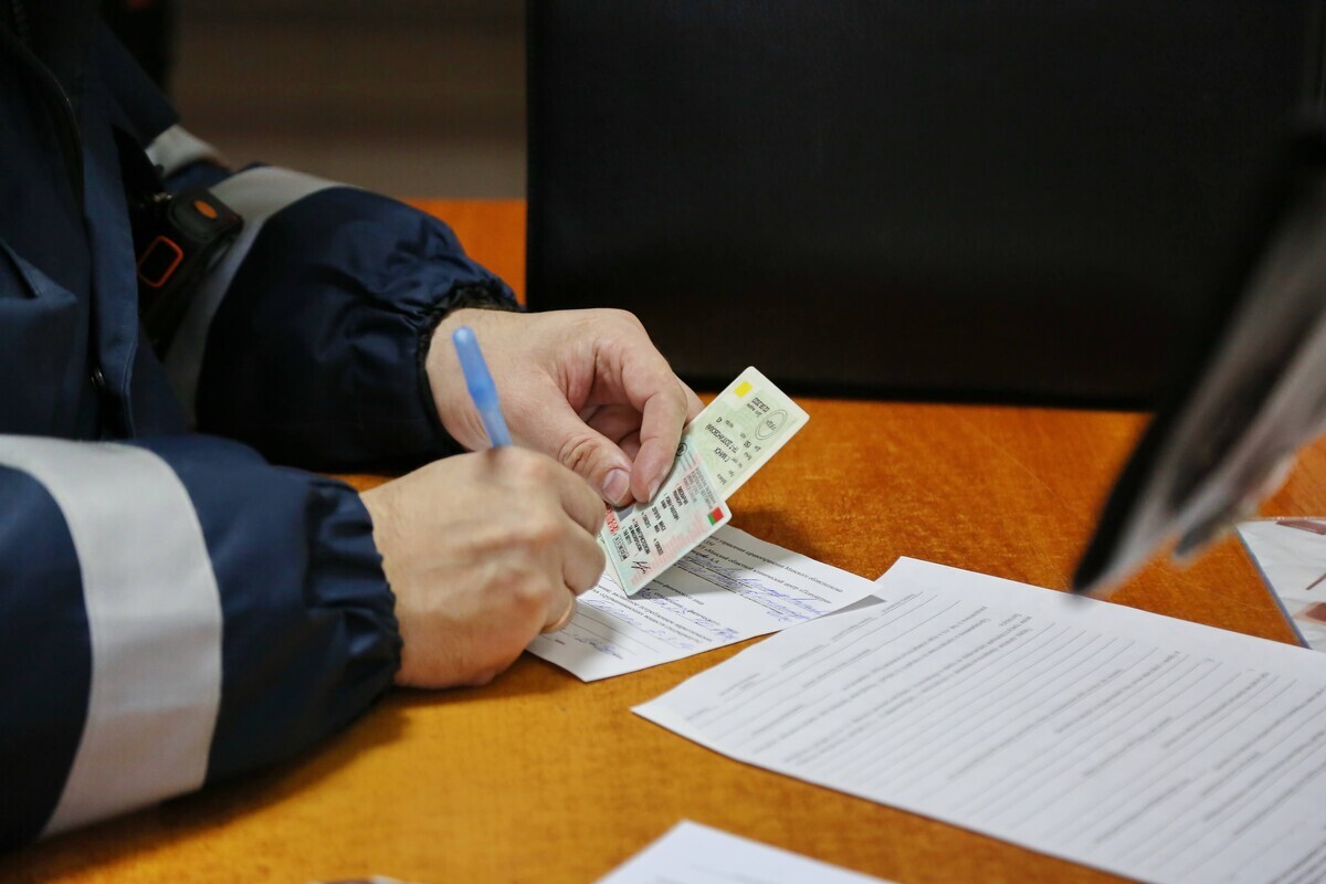 сотрудник ГАИ и водительские права