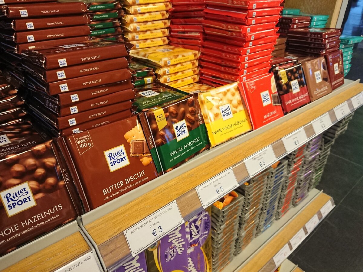 шоколад в магазине