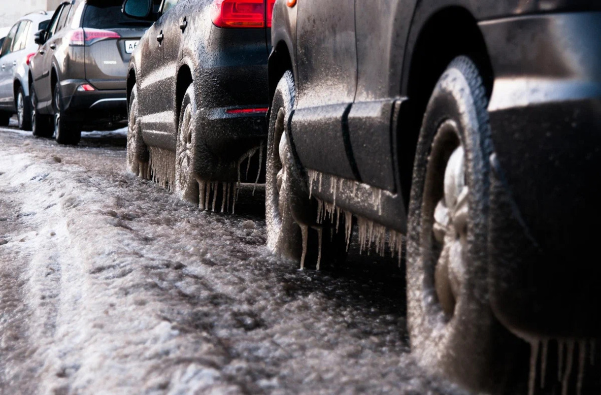 машины при гололедице