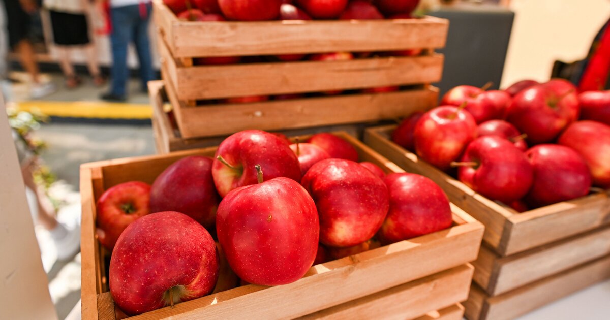 яблоки в магазинах