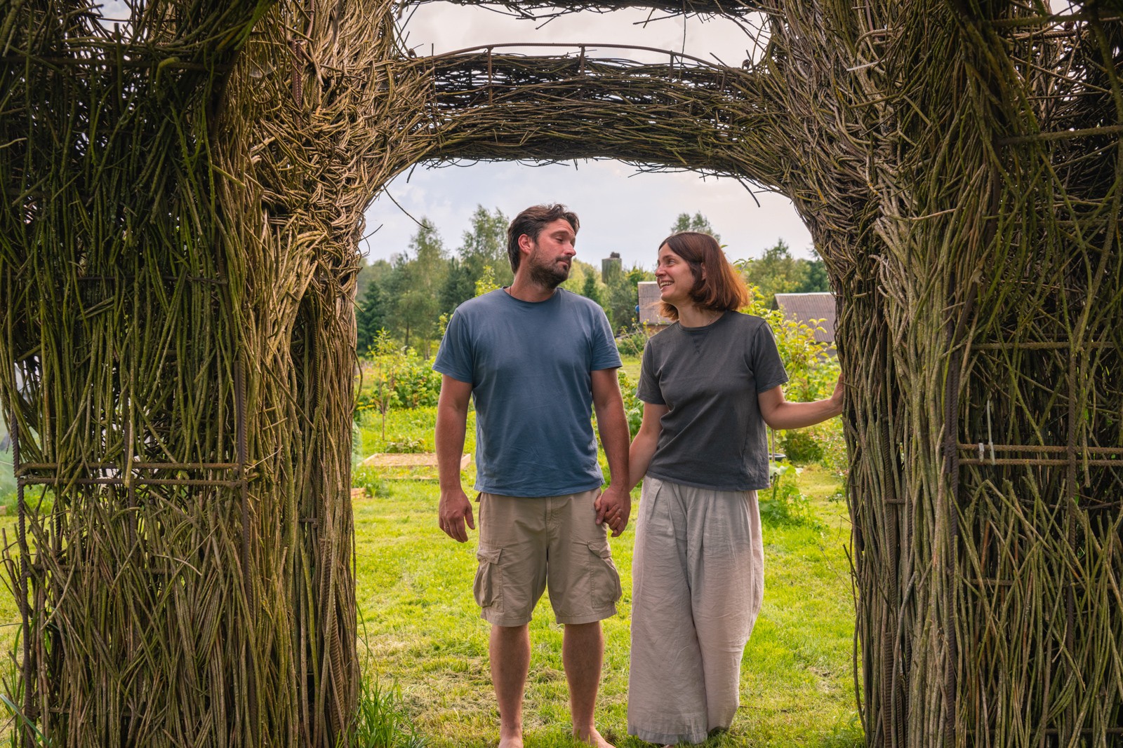 1-Василий Тимашов и Полина Пирогова внутри арт-объекта Объятия.jpg