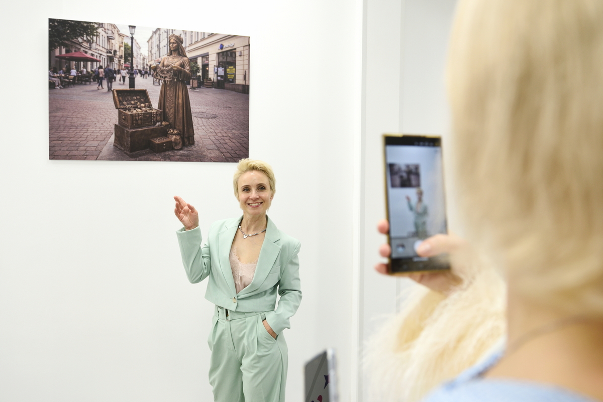 Представитель компании Nero Наталия Грекович на фоне картины “Памятник белорусской бизнес-леди” 