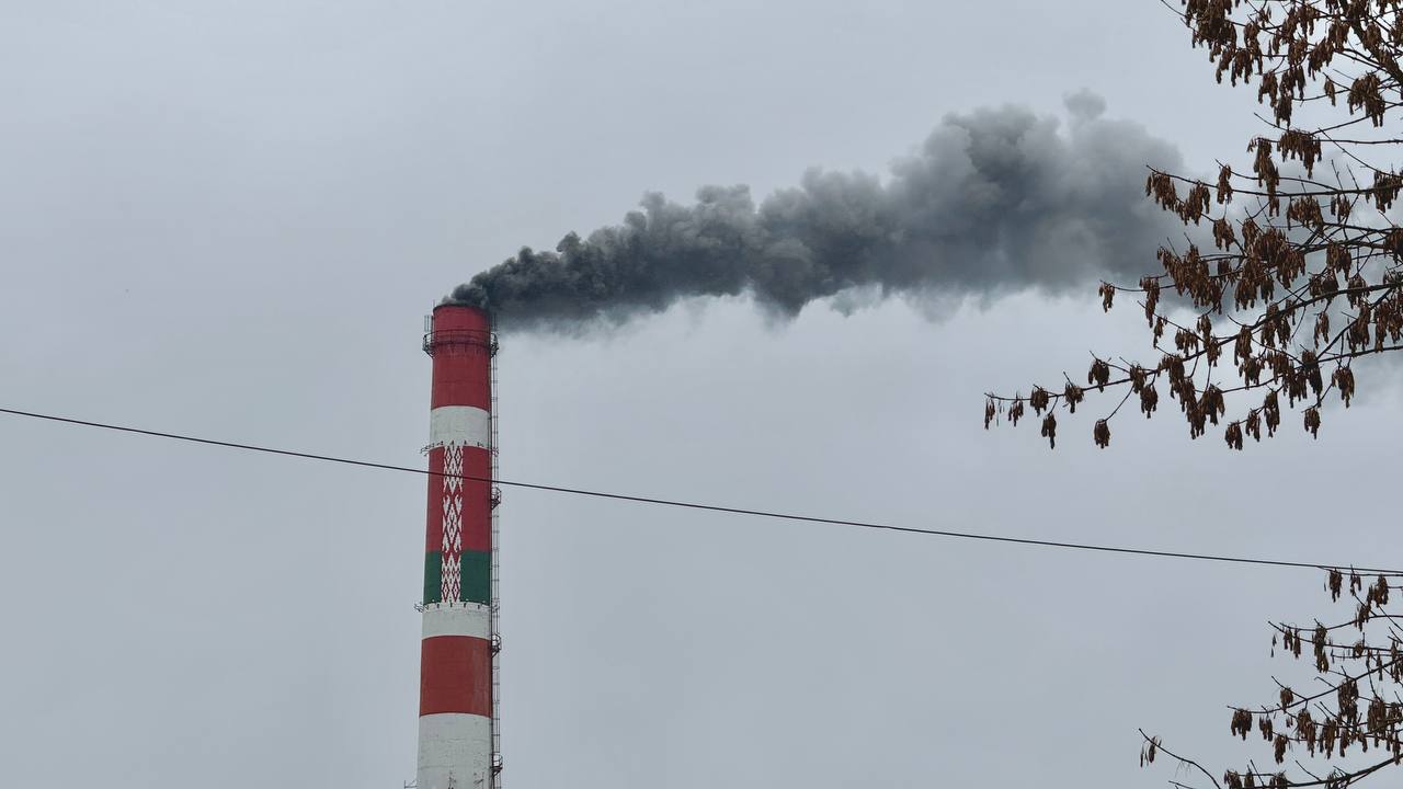 черный дым от Брестской ТЭЦ