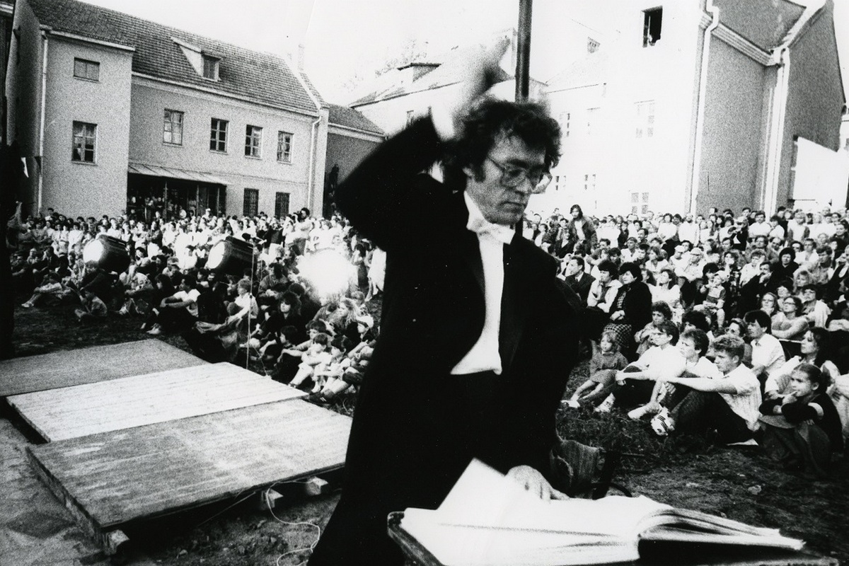 17-Дикая охота короля Стаха под открытым небом в Троицком предместье дирижер Александр Анисимов.jpg