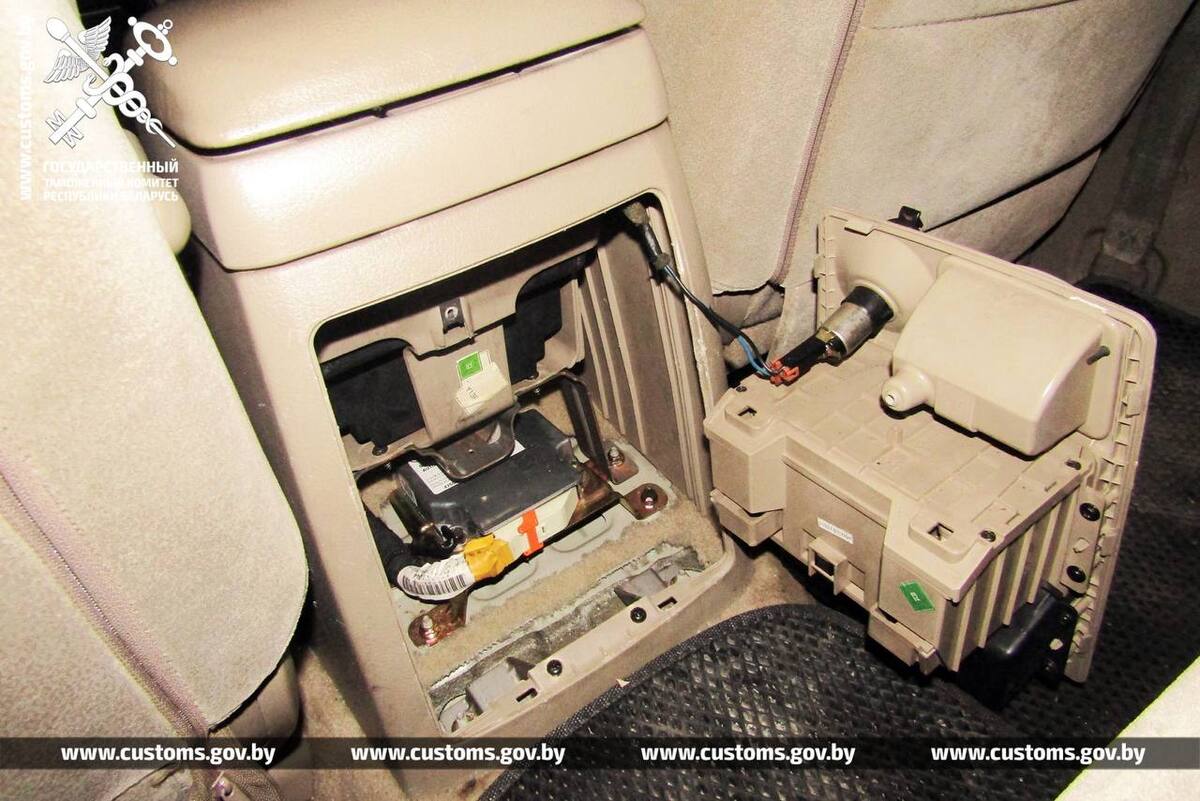 тайник в подлокотнике машины