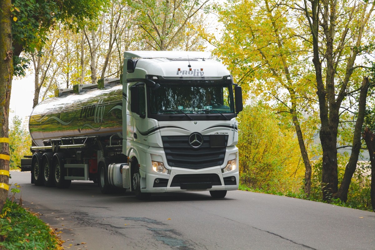 4-Грузоперевозки с помощью автоцистерны.jpg