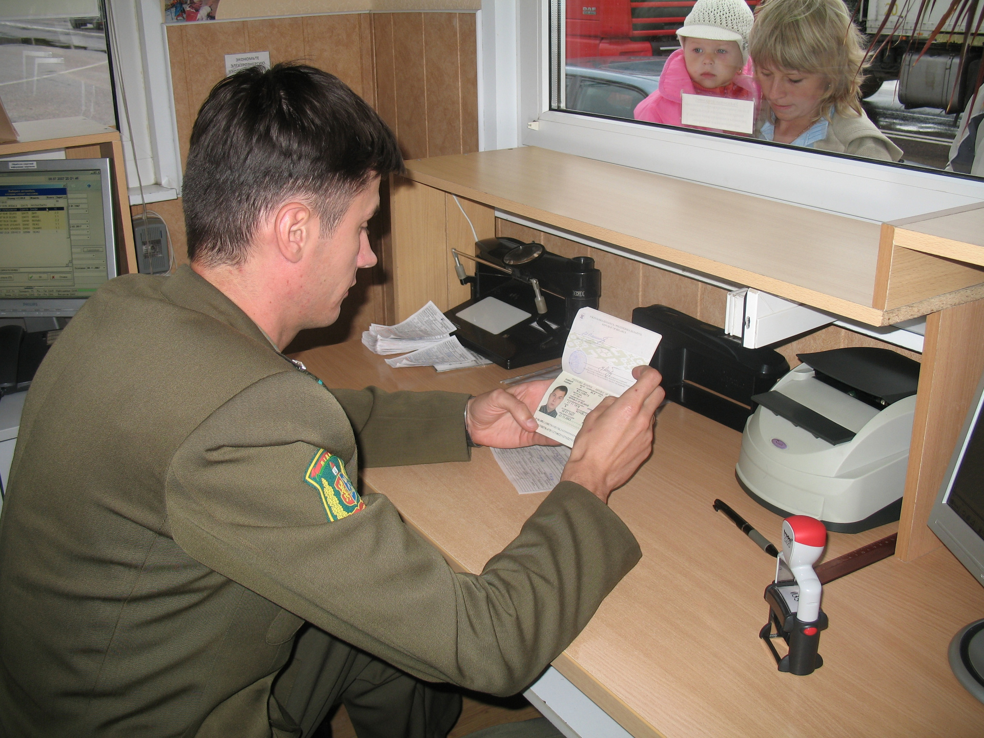пограничник смотрит паспорт
