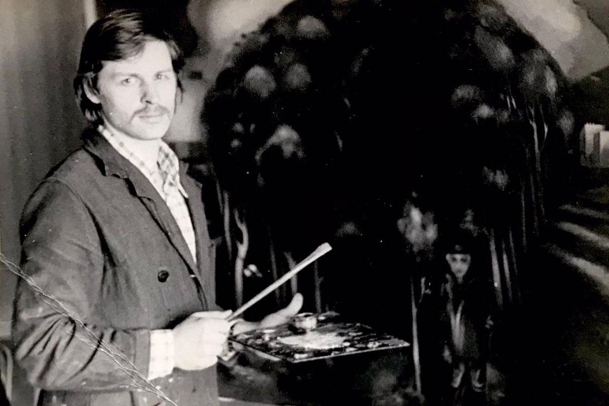 7-Василий Костюченко во время работы в детской студии 1975 год.jpg