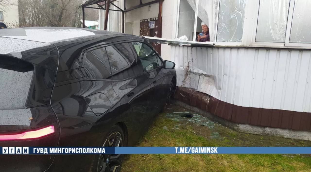 В Минске автомобиль BMW почти въехал в подъезд жилого дома | СмартПресс