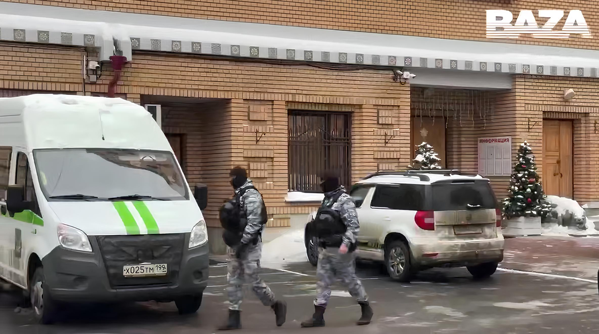 приставы у квартиры Долиной.jpg