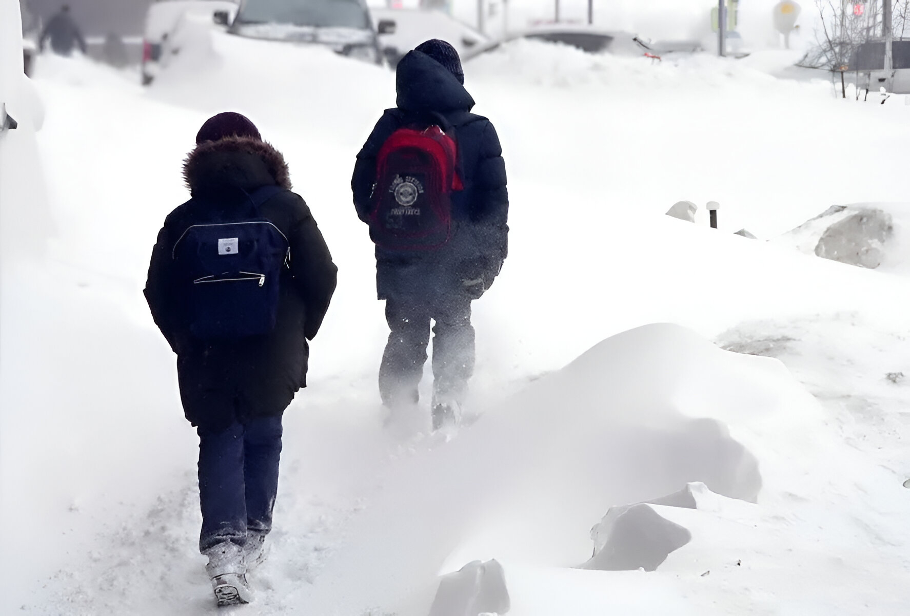 Дети идут в школу зимой