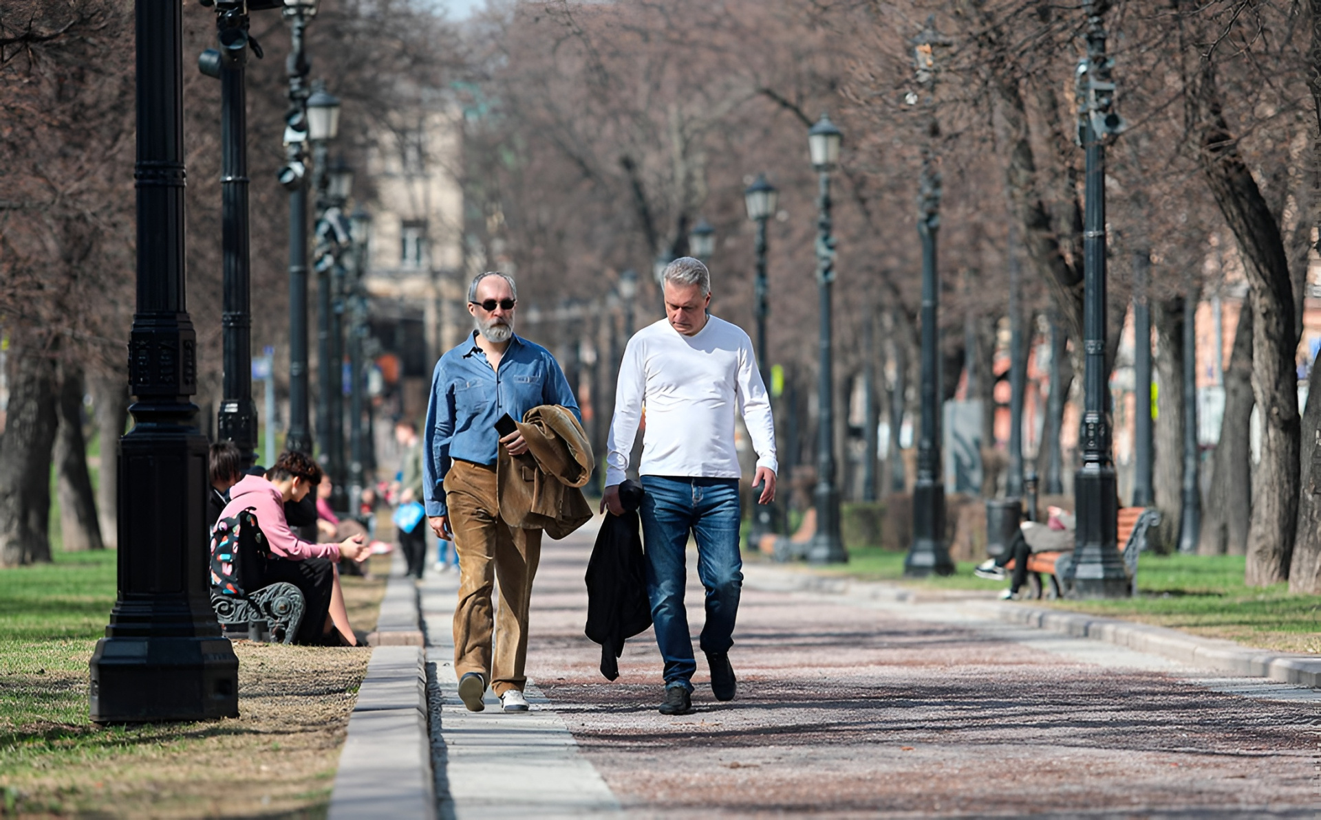 Люди гуляют в парке