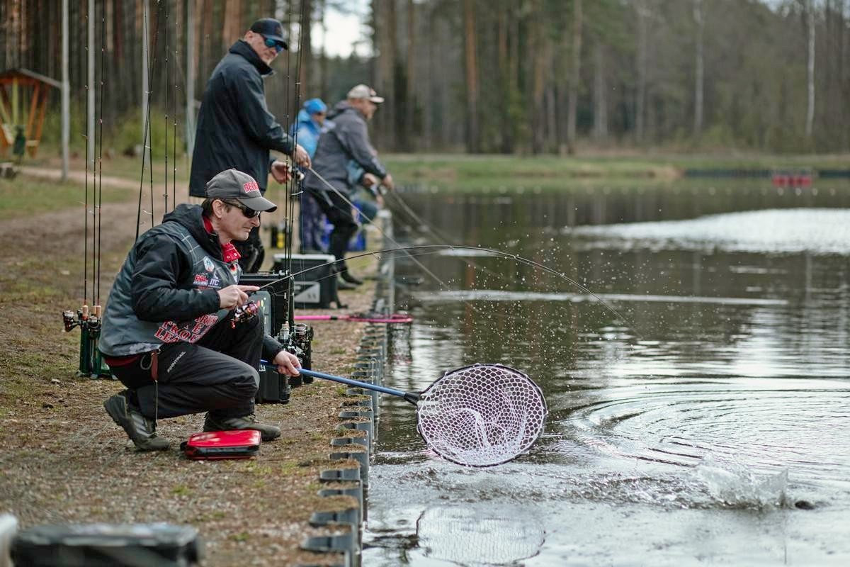 12-Во время соревнований по рыбной ловле.jpg