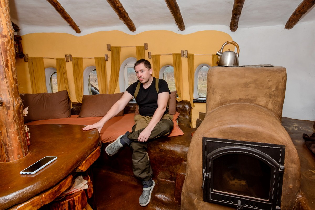 Парень построил дом из глины 21.jpg