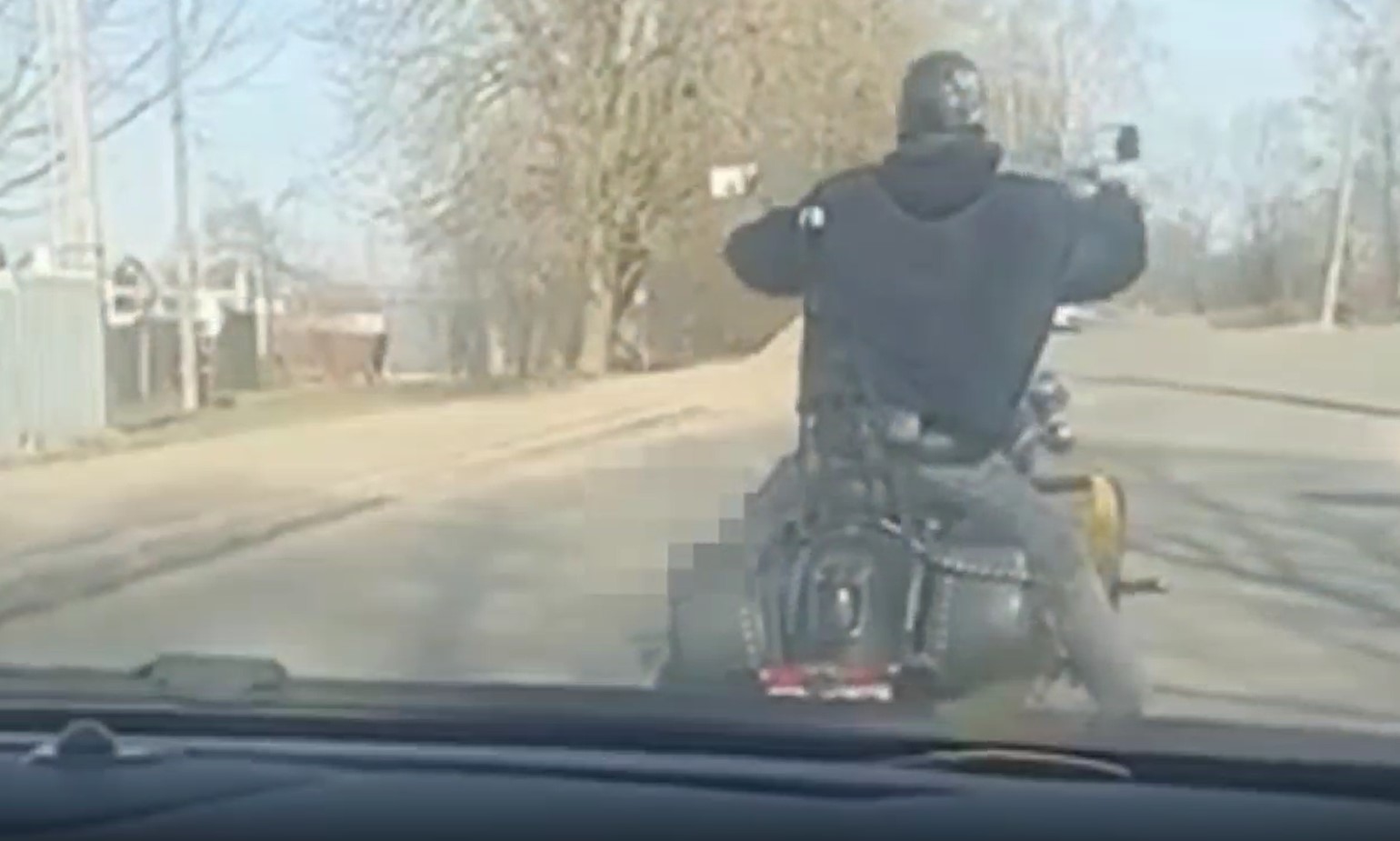 мотоциклист преследует девушку в Фаниполе мотоциклист преследует девушку в Фаниполе