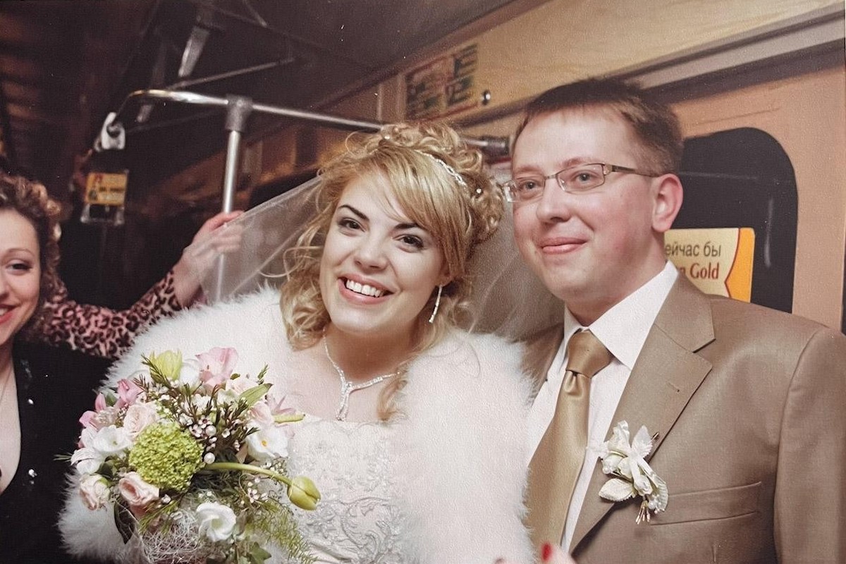 8-Во Дворец бракосочетания пара поехала на метр.jpg