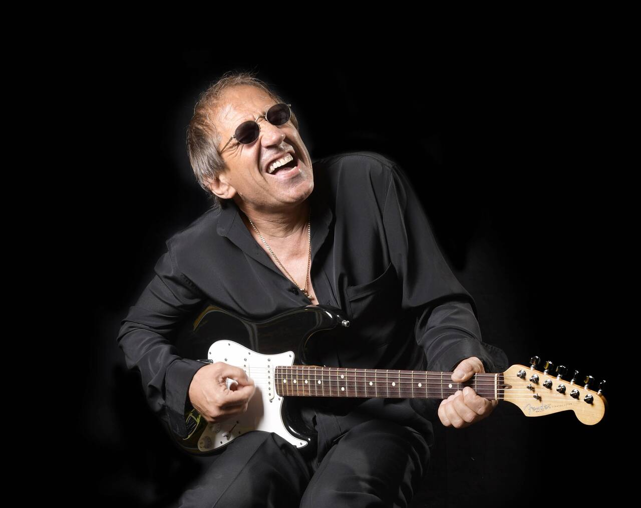 Адриано с гитарой