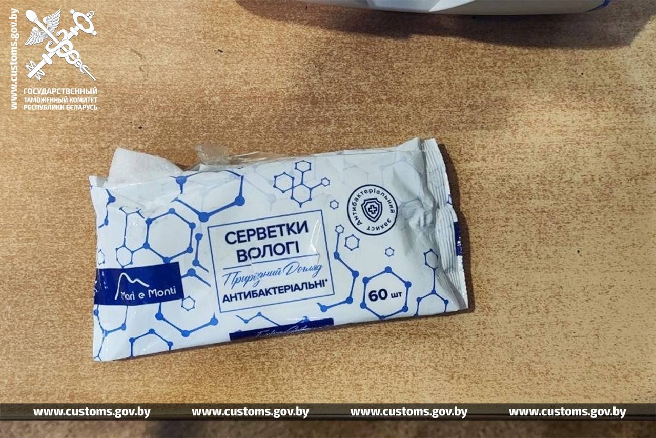 доллары в упаковке салфеток