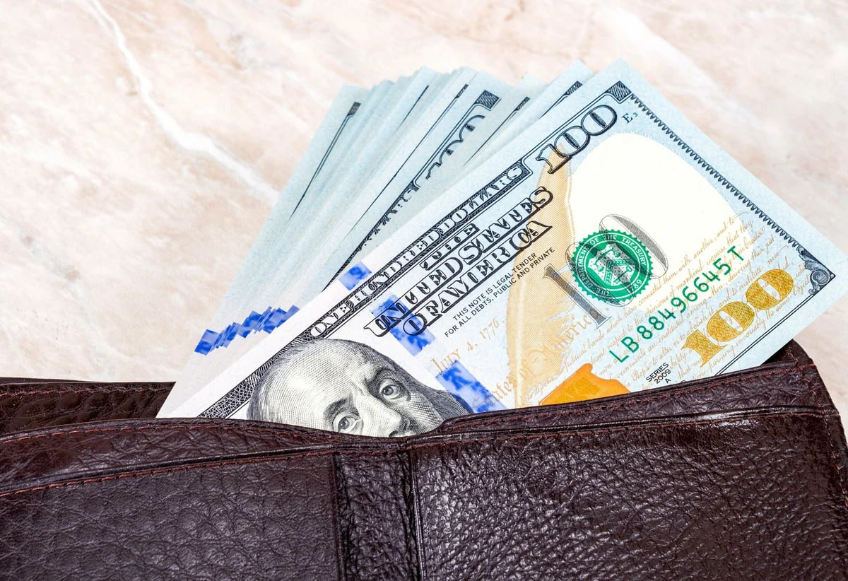 доллары в кошельке