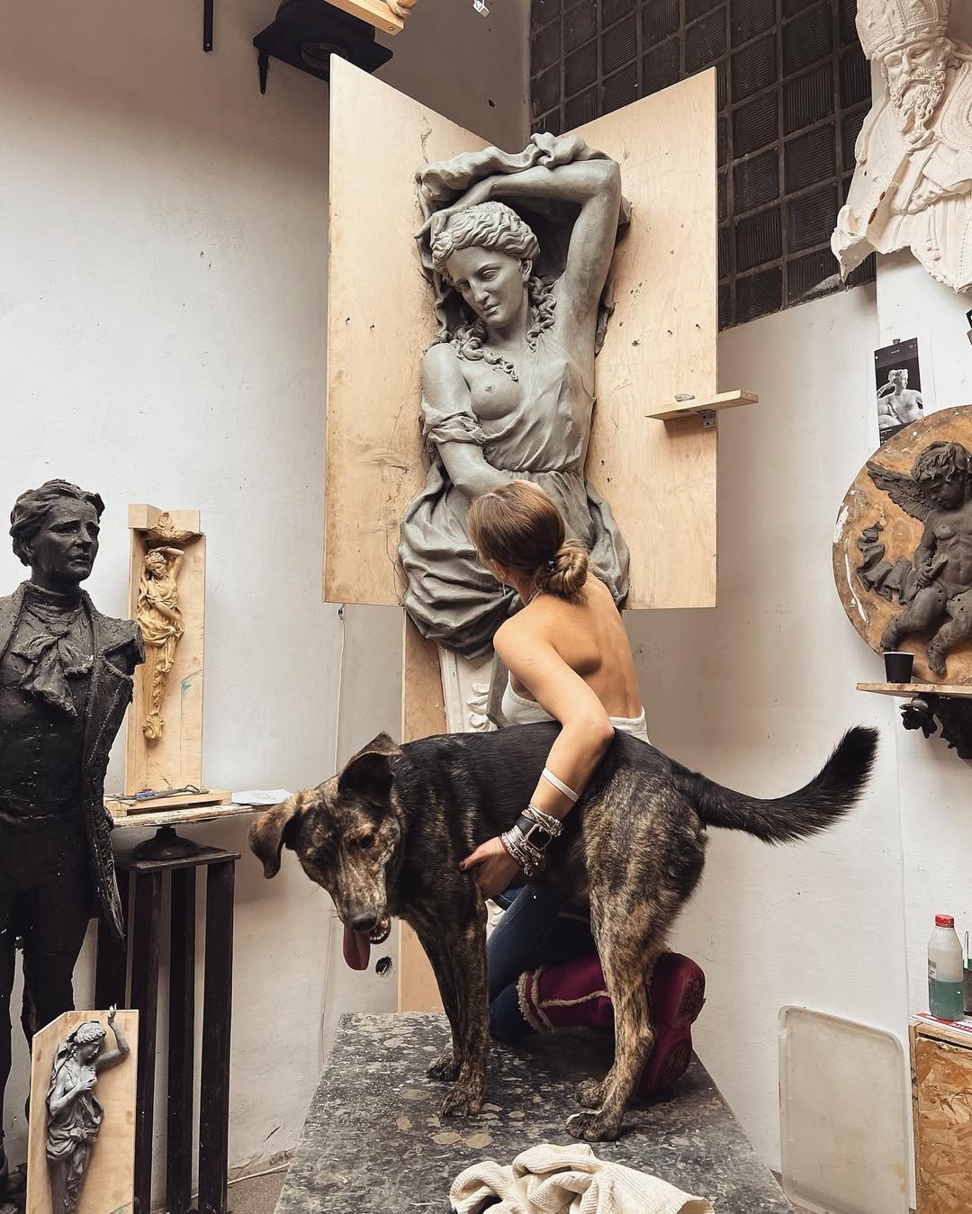 7-Анна Дыдышко в мастерской вместе с собаками.jpg