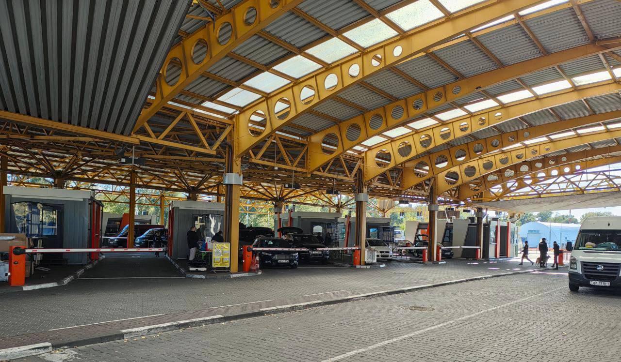 транспорт на границе.jpg