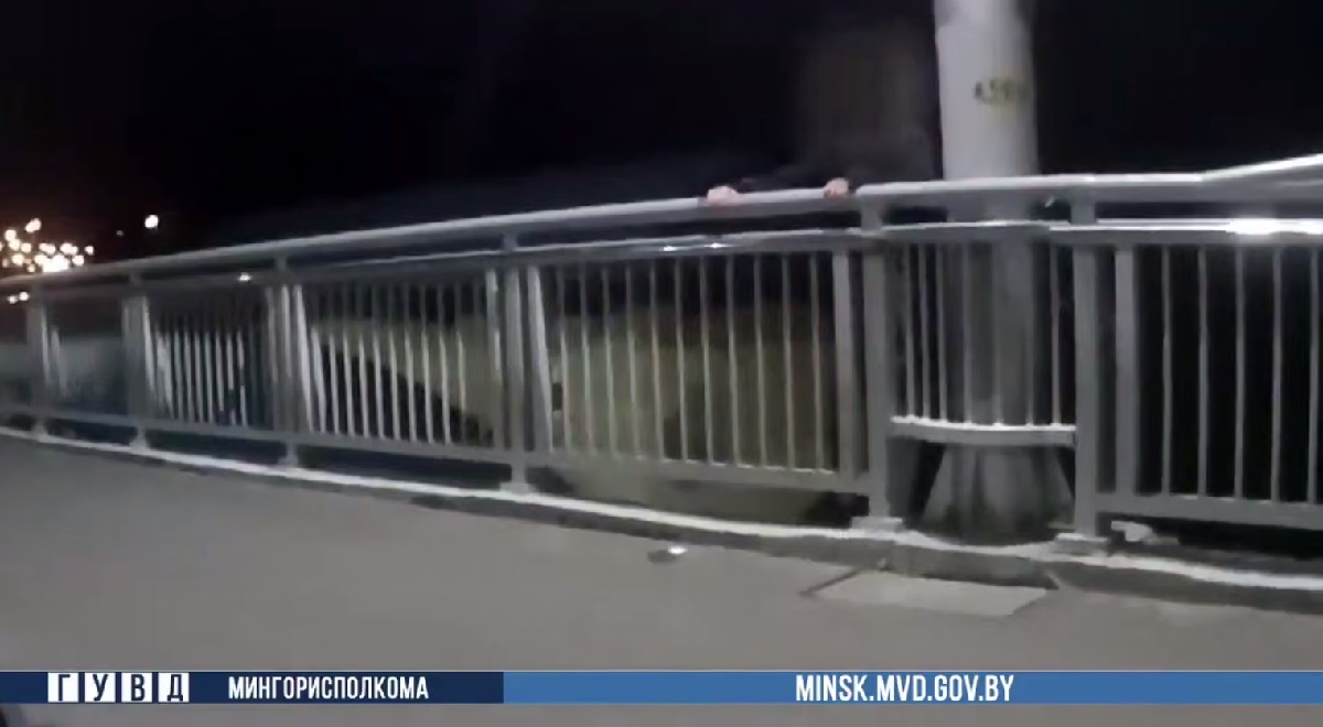 подросток встал на парапет подросток встал на парапет.jpg