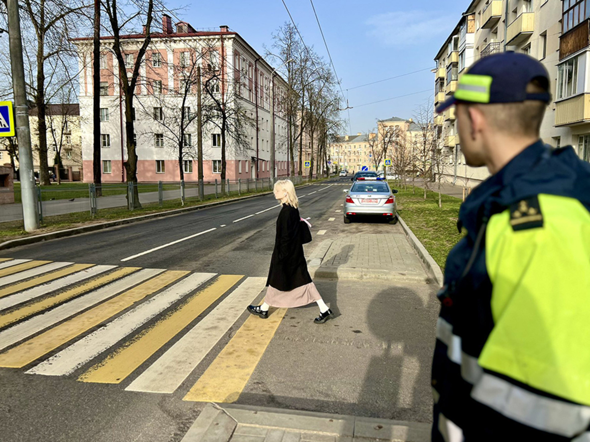 сотрудник ГАИ и пешеход