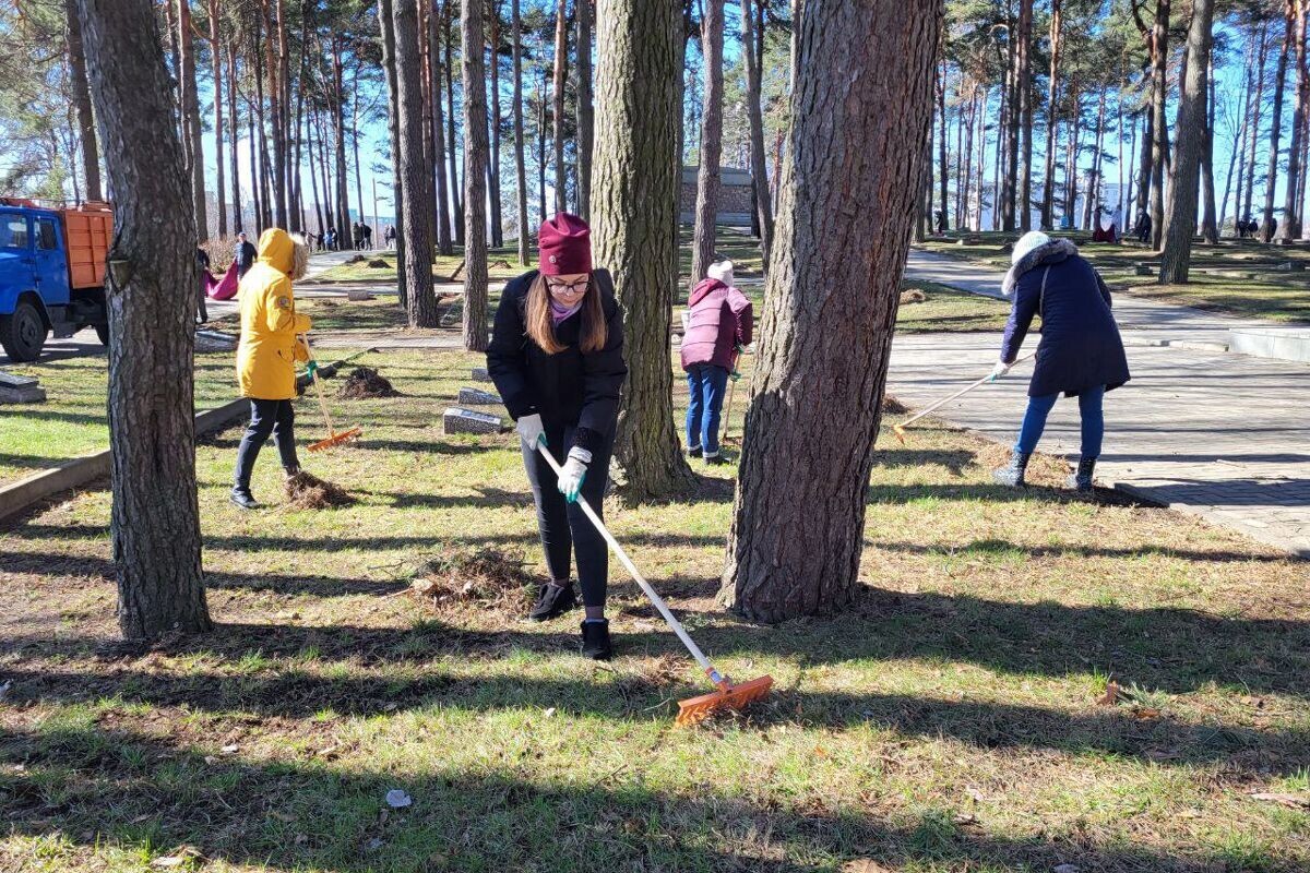 люди на субботнике