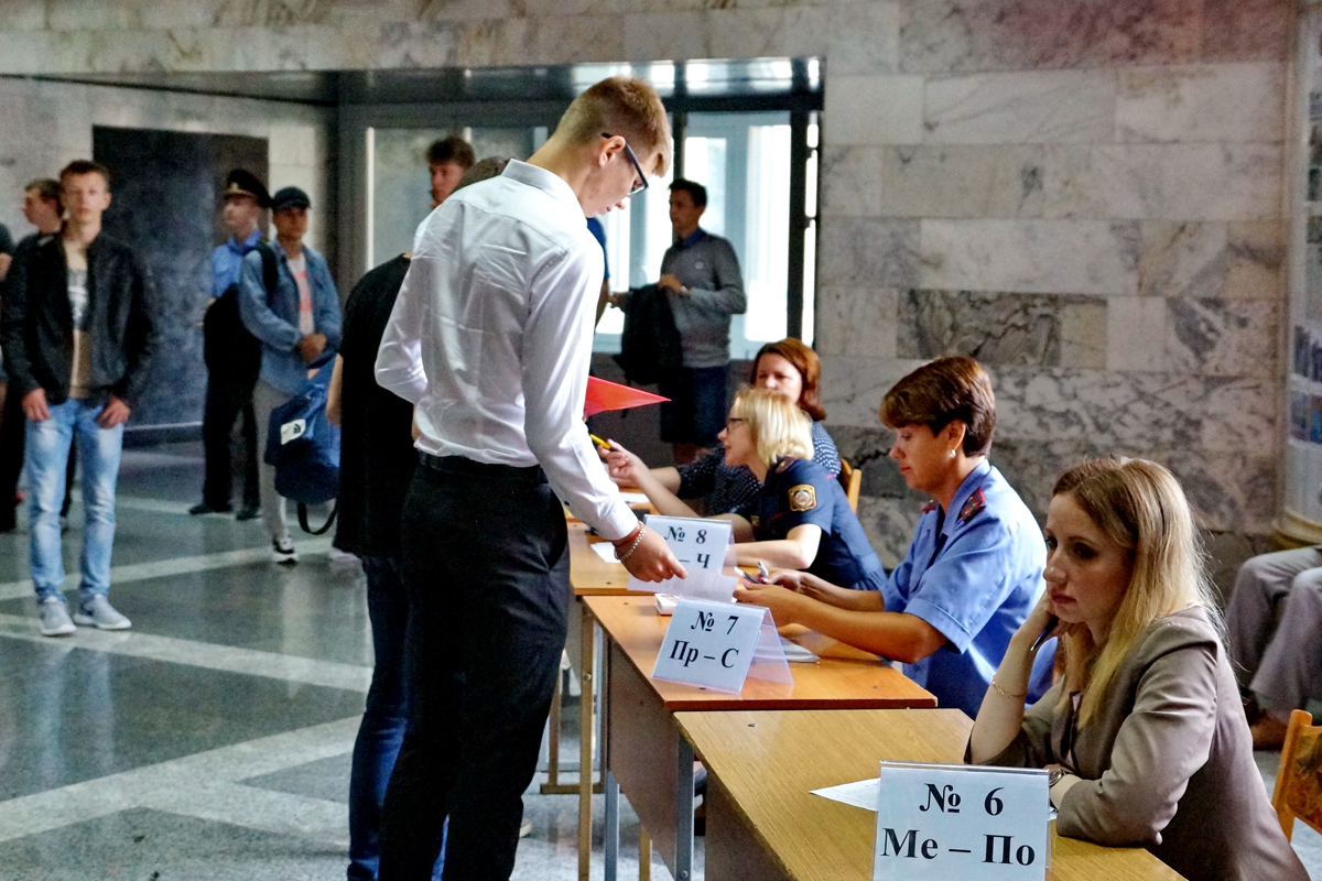 абитуриент подает документы