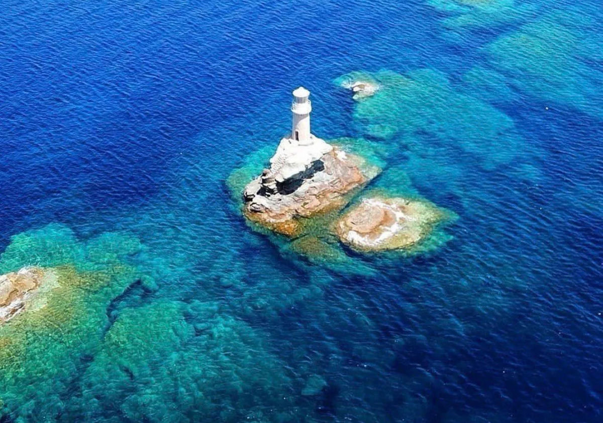 маяк в море маяк в море