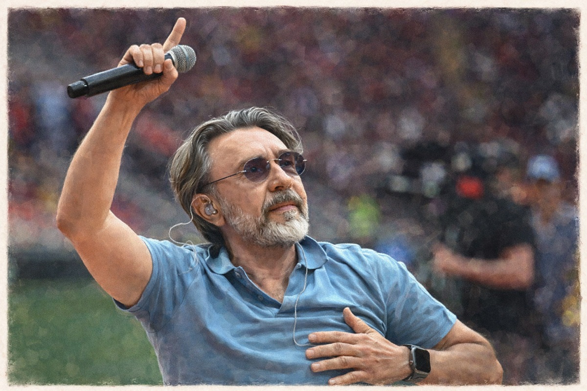 Шнуров с микрофоном