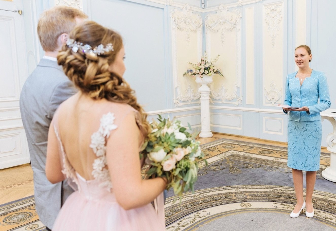 Люди в загсе