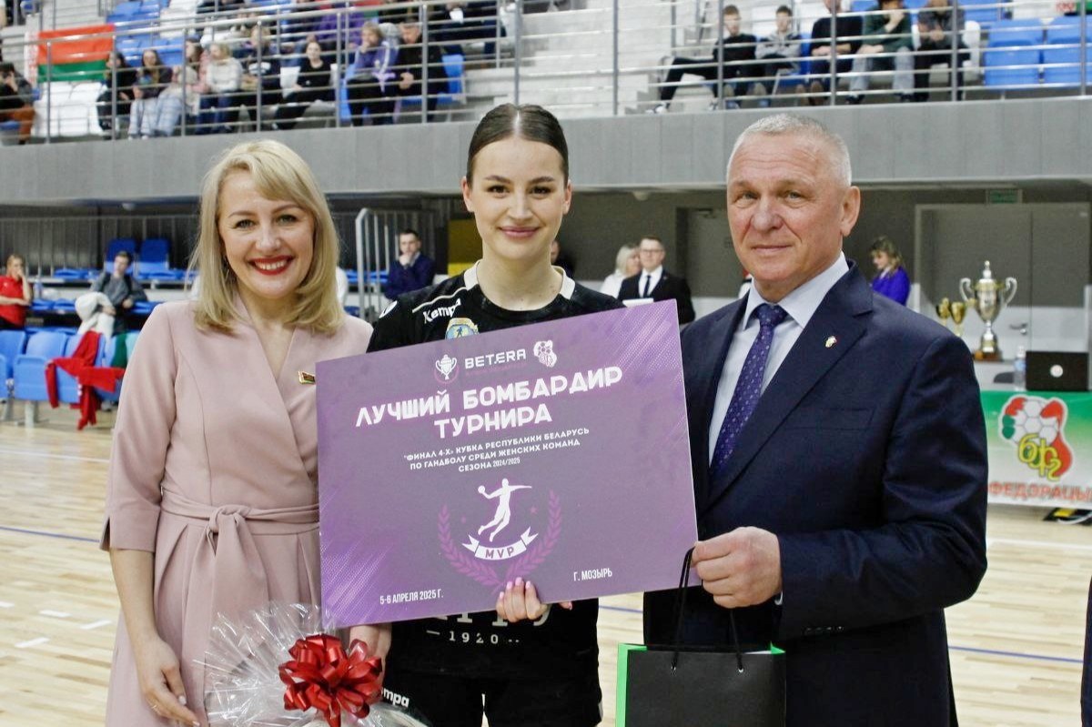 Гандболистка Михалина Кучеренко принимает награду из рук председателя БФГ Владимира Коноплева.jpg