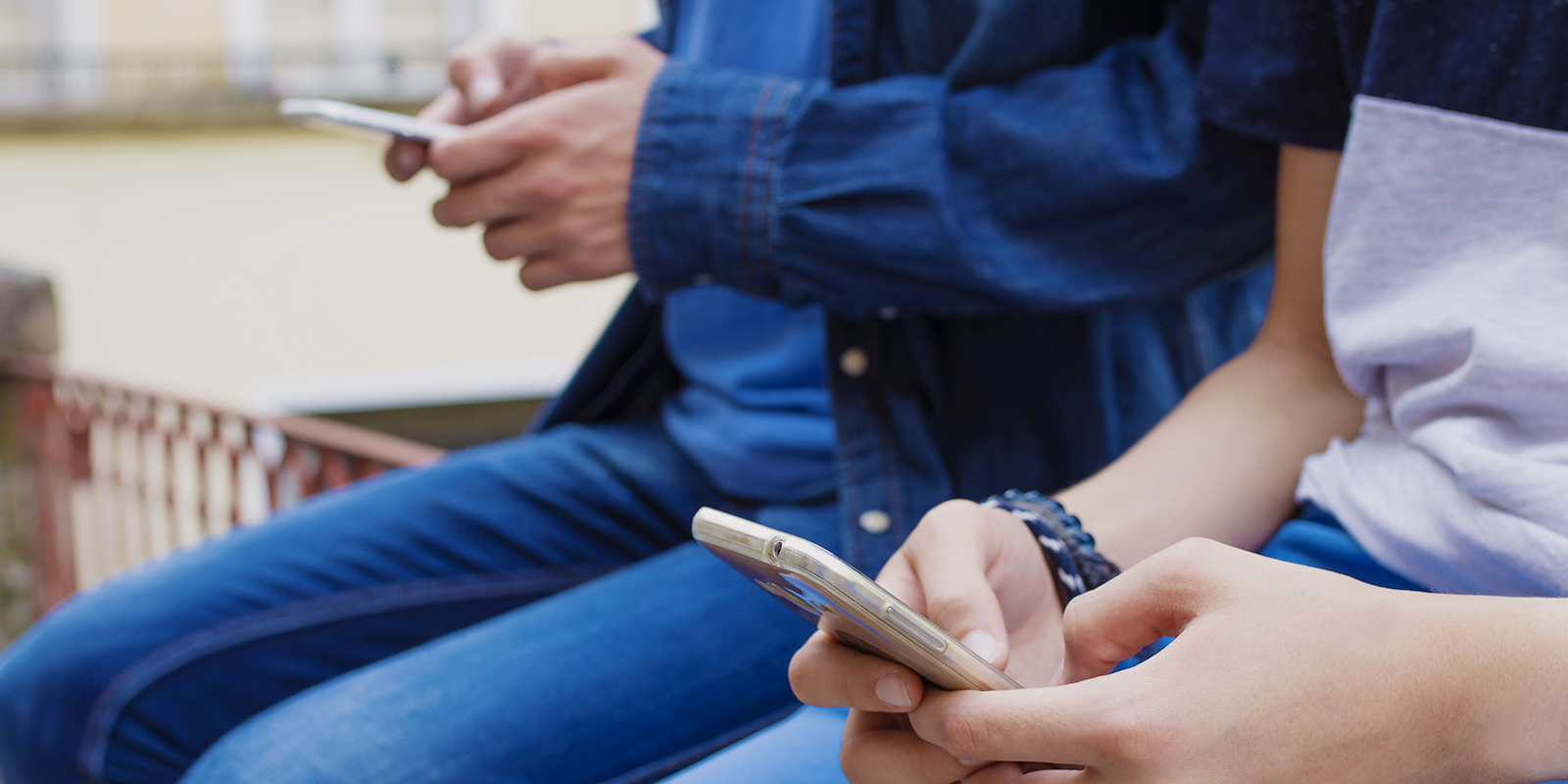 люди сидят в телефонах