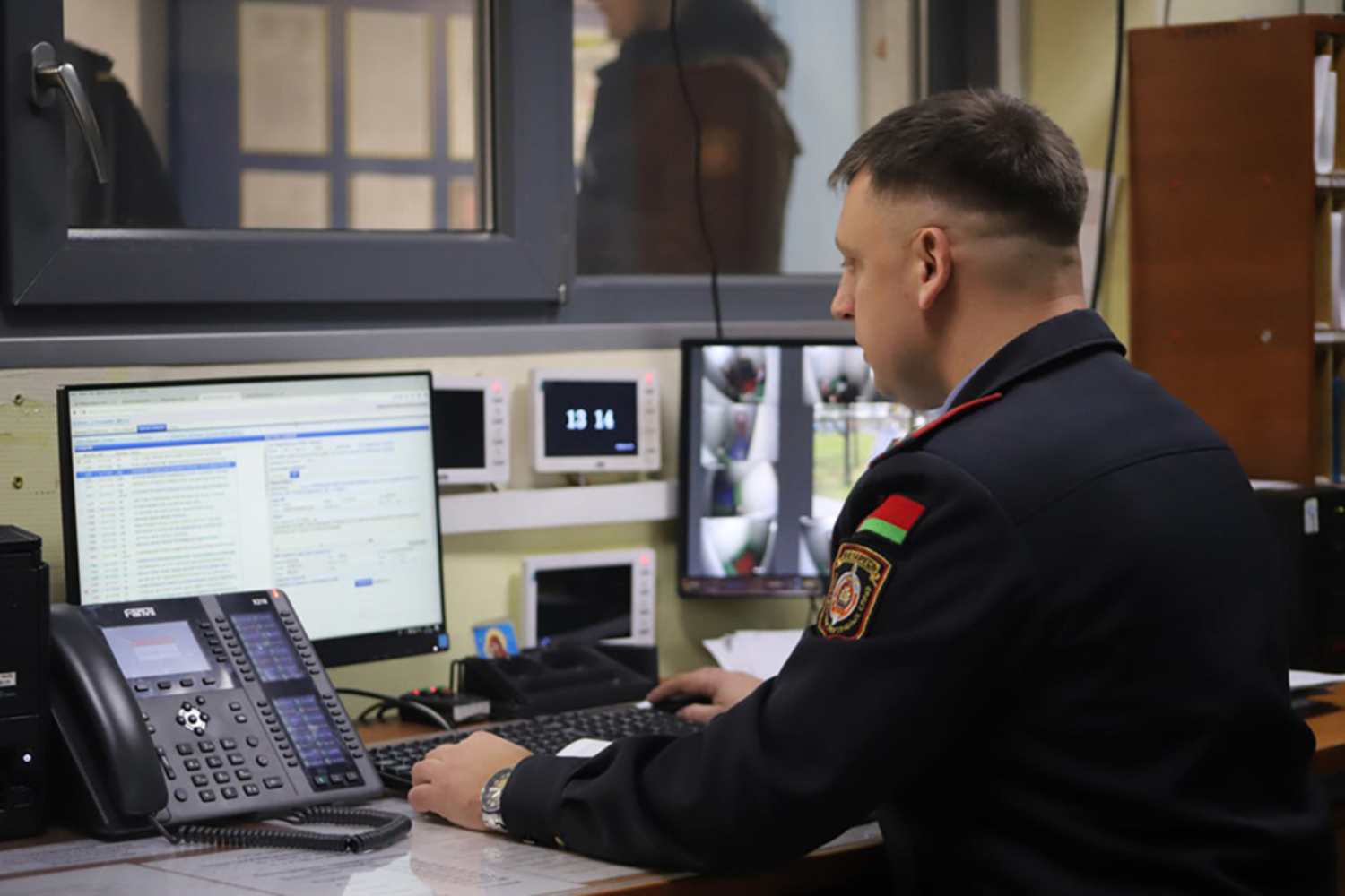 милиционер за монитором