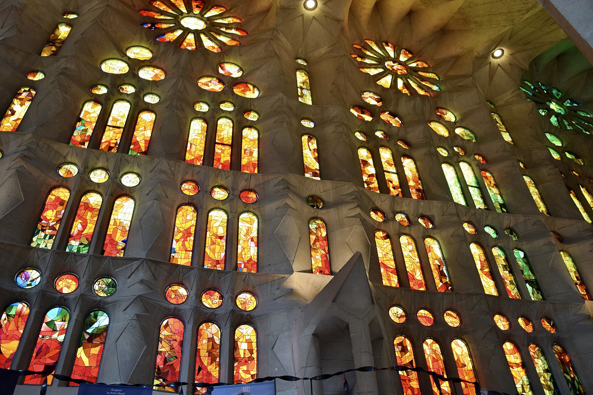 Sagrada_Familia_Stained_Glass_03.jpg